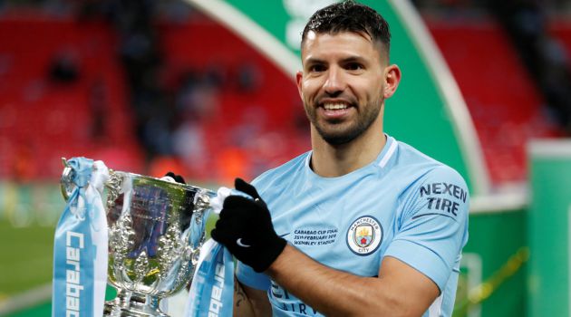Sergio Agüero posa con el trofeo de la Capital One Cup Sergio Agüero posa con el trofeo de la Capital One Cup