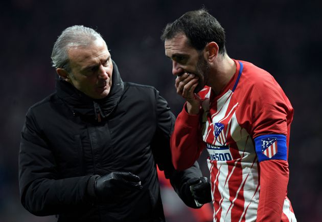 Godín, con el doctor del Atlético, inmediatamente después de recibir el golpe con Neto Godín, con el doctor del Atlético, inmediatamente después de recibir el golpe con Neto