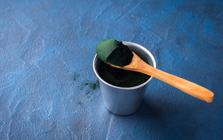 Espirulina: el alga que vuelve la comida azul Espirulina: el alga que vuelve la comida azul