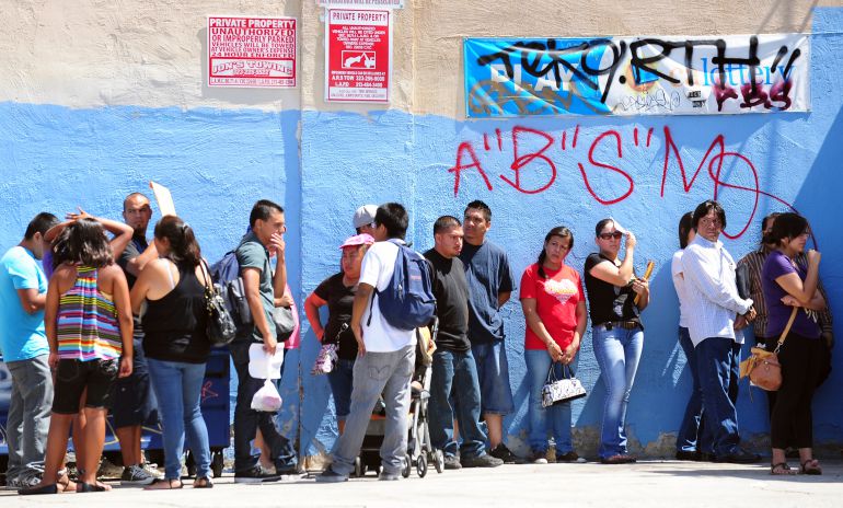 Jóvenes hacen cola frente a una oficina en Los Ángeles el primer día de aplicación del DACA, el 15 de agosto de 2012 Jóvenes hacen cola frente a una oficina en Los Ángeles el primer día de aplicación del DACA, el 15 de agosto de 2012