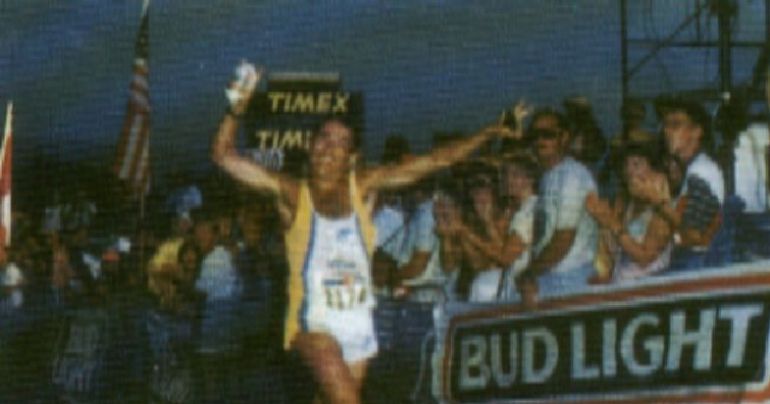 Javier Berasategi, cruzando la meta del Ironman de Hawái Javier Berasategi, cruzando la meta del Ironman de Hawái