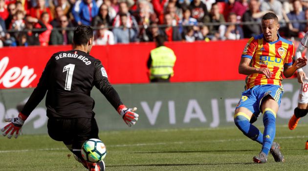 Rodrigo, en el momento de uno de sus dos goles ante el Sevilla Rodrigo, en el momento de uno de sus dos goles ante el Sevilla