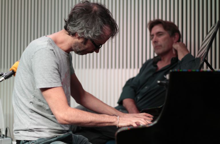 James Rhodes, tocando el piano en el estudio principal de Cadena SER. James Rhodes, tocando el piano en el estudio principal de Cadena SER.