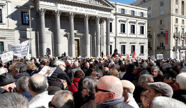 Miles de jubilados, que secundan una concentración en defensa del sistema público de pensiones, frente al Congreso de los Diputados
Miles de jubilados, que secundan una concentración en defensa del sistema público de pensiones, frente al Congreso de los Diputados