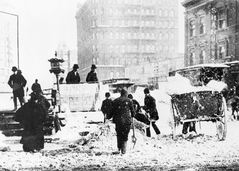 Las calles de Nueva York cubiertas de nieve por la gran tempestad de 1888 Las calles de Nueva York cubiertas de nieve por la gran tempestad de 1888
