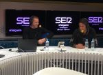 Varane y Manu Carreño sonríen durante la entrevista