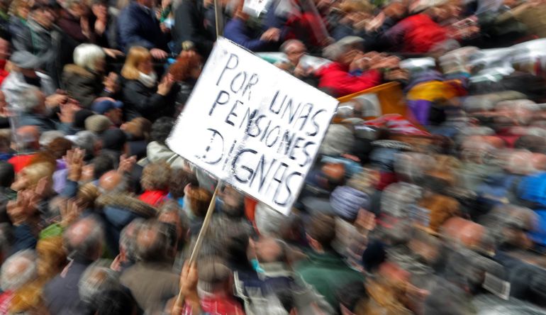 Asistentes a la manifestación por unas pensiones dignas. Asistentes a la manifestación por unas pensiones dignas.