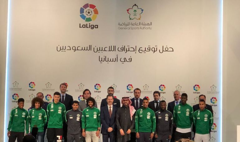 Responsables de LaLiga, Valladolid, Levante, Villarreal, Leganés, Numancia, Sporting y Rayo junto con Fernando Sanz (LaLiga), los nueve jugadores que llegan a España y el embajador de España en Arabia Saudí Responsables de LaLiga, Valladolid, Levante, Villarreal, Leganés, Numancia, Sporting y Rayo junto con Fernando Sanz (LaLiga), los nueve jugadores que llegan a España y el embajador de España en Arabia Saudí