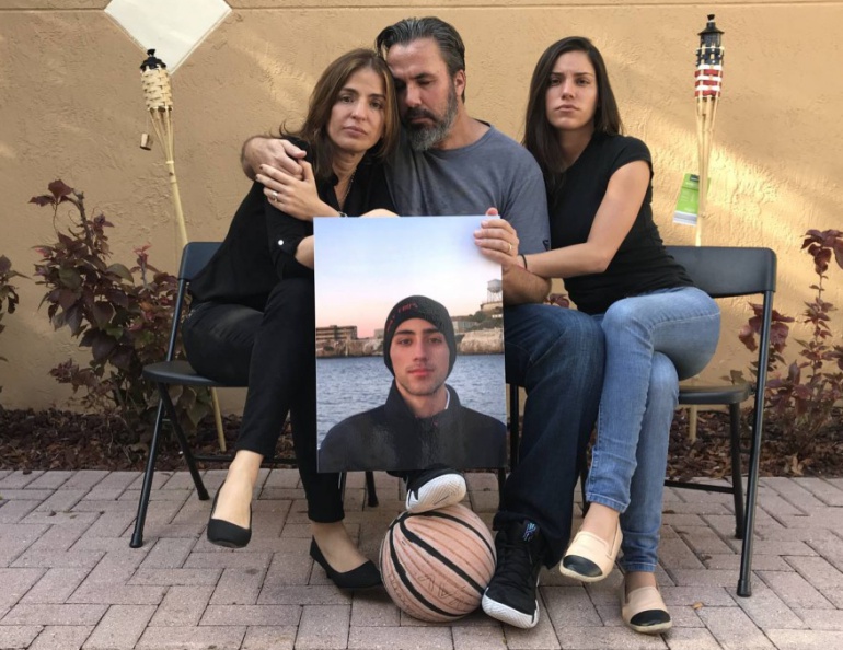 Los padres y la hermana de Joaquín Oliver sostienen un retrato del joven Los padres y la hermana de Joaquín Oliver sostienen un retrato del joven