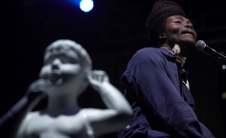 El británico Benjamin Clementine durante el concierto que ofrece esta noche en Barcelona, en el que presenta su último disco "I tell a fly". El británico Benjamin Clementine durante el concierto que ofrece esta noche en Barcelona, en el que presenta su último disco "I tell a fly".
