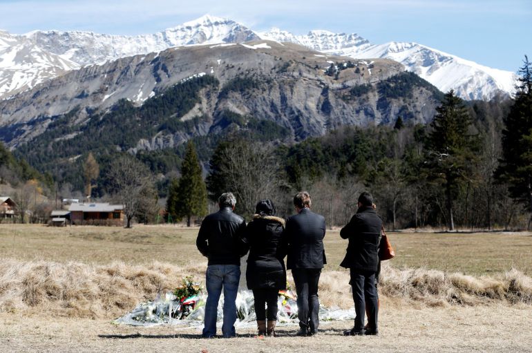 Foto de archivo de varios familiares de la tragedia del avión Germanwings mientras visitan el lugar conmemorativo en Le Vernet, en el sureste de Francia, el 27 de marzo de 2015 Foto de archivo de varios familiares de la tragedia del avión Germanwings mientras visitan el lugar conmemorativo en Le Vernet, en el sureste de Francia, el 27 de marzo de 2015