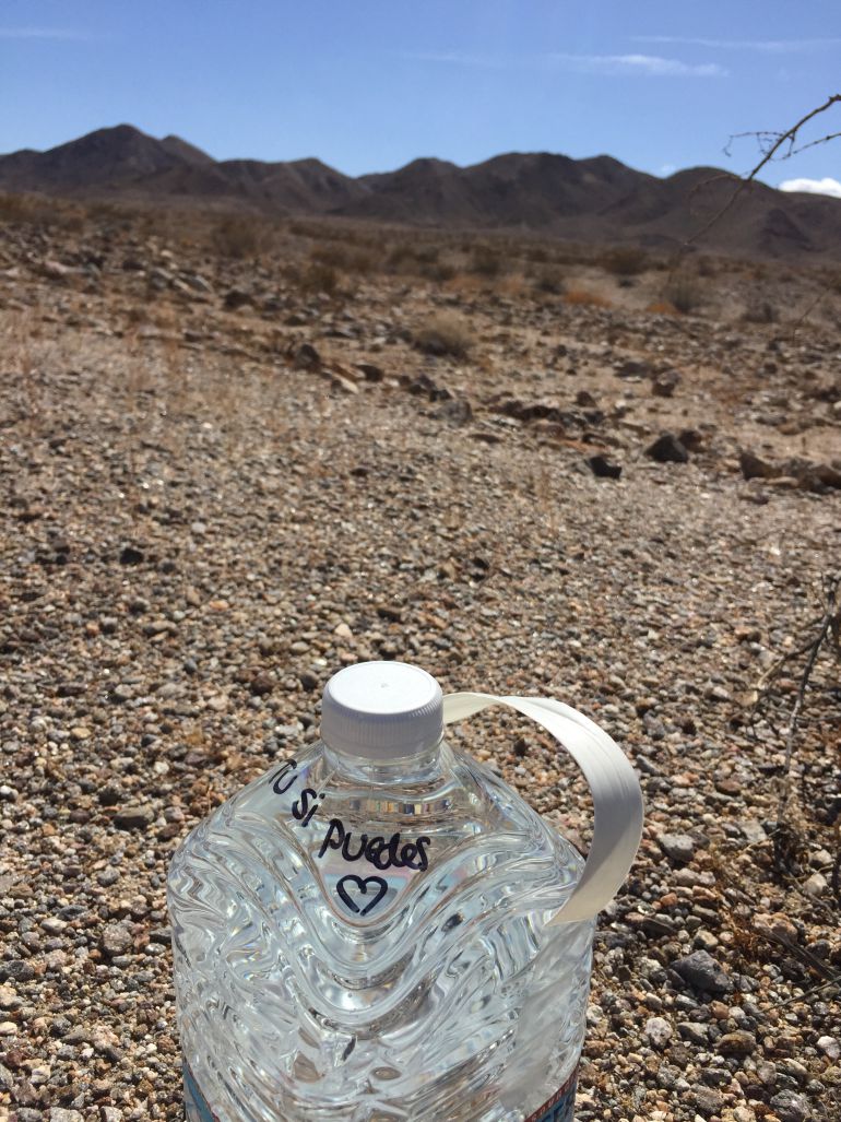 Botella de agua colocada en el desierto por la organización Ángeles de la Frontera Botella de agua colocada en el desierto por la organización Ángeles de la Frontera