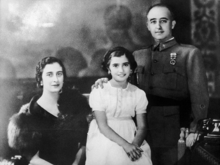 El dictador Francisco Franco, su esposa y su hija, en enero de 1938 El dictador Francisco Franco, su esposa y su hija, en enero de 1938