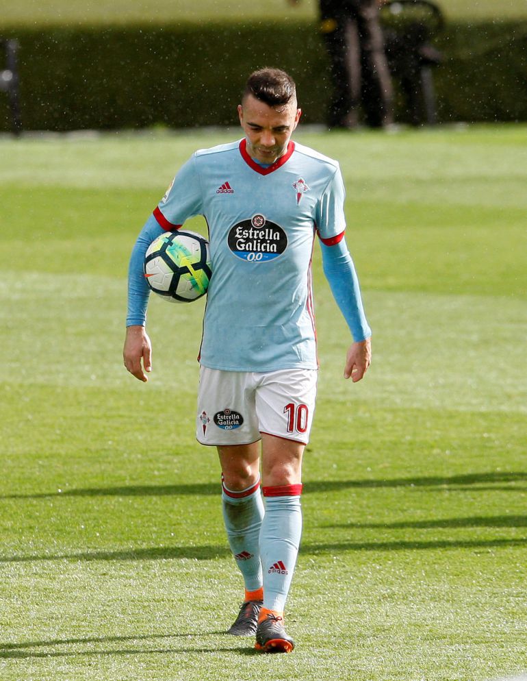 El delantero del Celta de Vigo, Iago Aspas, se lleva el balón tras haber marcado un hat-trick con su equipo, durante el partido contra el Sevilla correspondiente a la jornada 31 de LaLiga celebrado en el estadio Balaidos de Vigo. El delantero del Celta de Vigo, Iago Aspas, se lleva el balón tras haber marcado un hat-trick con su equipo, durante el partido contra el Sevilla correspondiente a la jornada 31 de LaLiga celebrado en el estadio Balaidos de Vigo.