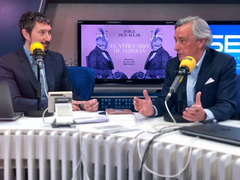 El diplomático Jorge Dezcallar, en los estudios de la Cadena SER. El diplomático Jorge Dezcallar, en los estudios de la Cadena SER.