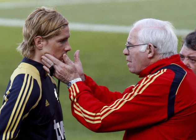Aragonés, cariñoso con Torres en un entrenamiento de la selección española Aragonés, cariñoso con Torres en un entrenamiento de la selección española