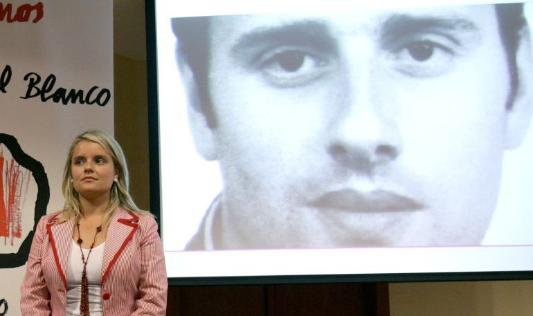 La presidenta de la Fundación Miguel Ángel Blanco, María del Mar Blanco, junto a la foto de su hermano, en una foto de archivo. La presidenta de la Fundación Miguel Ángel Blanco, María del Mar Blanco, junto a la foto de su hermano, en una foto de archivo.