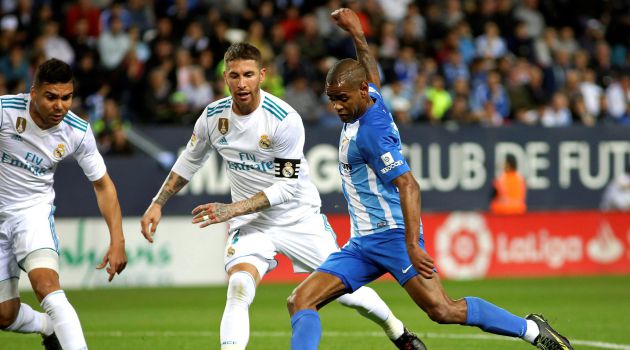 Sergio Ramos trata de despejar un chut de Diego Rolan Sergio Ramos trata de despejar un chut de Diego Rolan