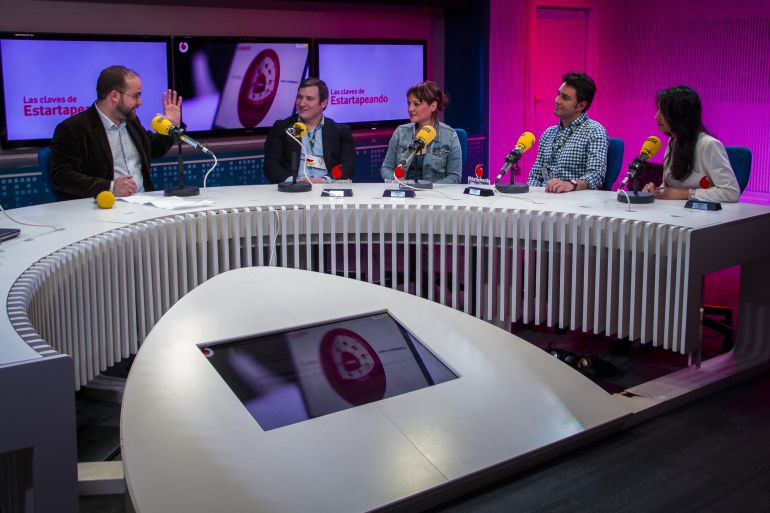 De izquierda a derecha, Rafa Bernardo, Alejandro Vañó (Kmina), Isabel Ramos (Share a Coffee for), Guillermo Íñiguez (One Oak) y Helena García Soto (Madaísh) durante la entrega de los Premios Estartapeando De izquierda a derecha, Rafa Bernardo, Alejandro Vañó (Kmina), Isabel Ramos (Share a Coffee for), Guillermo Íñiguez (One Oak) y Helena García Soto (Madaísh) durante la entrega de los Premios Estartapeando