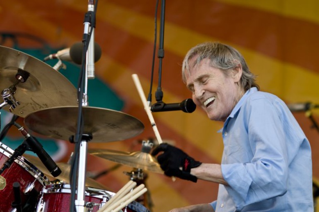Levon Helm durante una actuación en el Festival de Jazz de Nueva Orleans en 2010 Levon Helm durante una actuación en el Festival de Jazz de Nueva Orleans en 2010