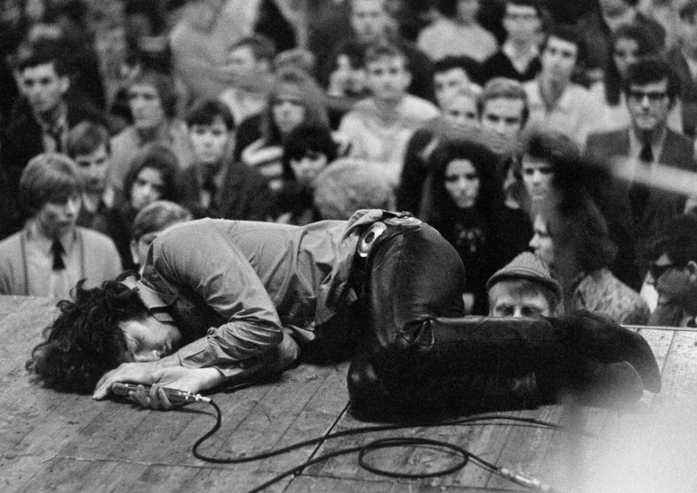 Jim Morrison tirado en el suelo del escenario durante un concierto de los Doors en Frankfurt en septiembre de 1968 Jim Morrison tirado en el suelo del escenario durante un concierto de los Doors en Frankfurt en septiembre de 1968