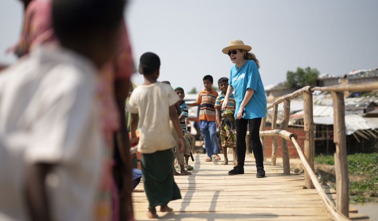 La directora mundial de comunicación de Unicef, Paloma Escudero, junto a varios niños rohingyas La directora mundial de comunicación de Unicef, Paloma Escudero, junto a varios niños rohingyas