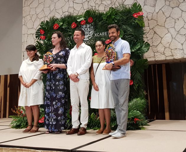 El reconocimiento de Xcaret a Daniela Vega y Eugenio Derbez. El reconocimiento de Xcaret a Daniela Vega y Eugenio Derbez.