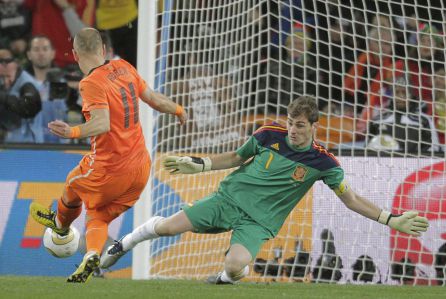 Iker Casillas para un balón de Roben durante la final en Johanesburgo. Iker Casillas para un balón de Roben durante la final en Johanesburgo.