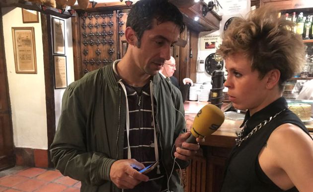 Amanda Sampedro atiende a Manu Carreño en el micrófono de Pedro Fullana Amanda Sampedro atiende a Manu Carreño en el micrófono de Pedro Fullana