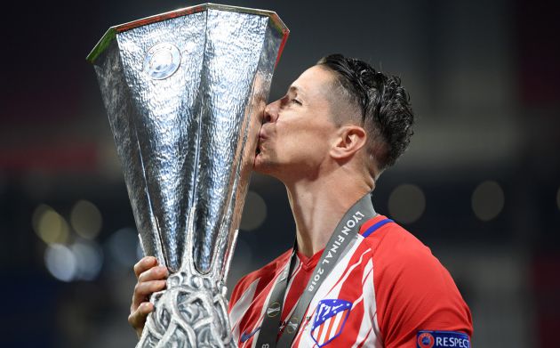 Fernando Torres besa el trofeo de la Europa League. Fernando Torres besa el trofeo de la Europa League.