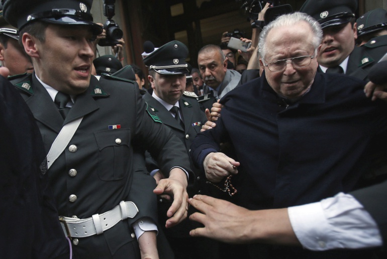 El sacerdote chileno Fernando Karadima, acusado de abusos sexuales, a la salida de un tribunal en Santiago (Chile), en 2015 El sacerdote chileno Fernando Karadima, acusado de abusos sexuales, a la salida de un tribunal en Santiago (Chile), en 2015