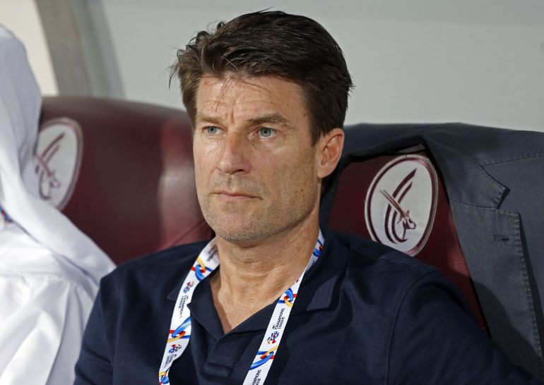 Michael Laudrup, sentando en un banquillo.