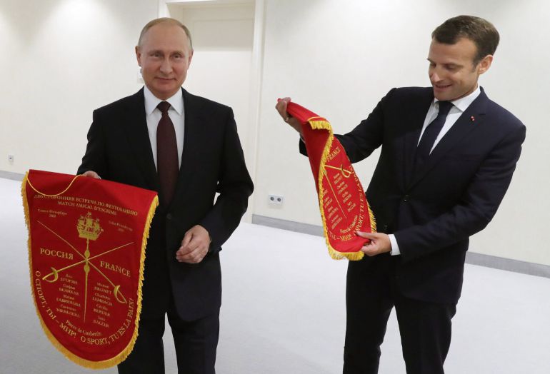 El presidente ruso, Vladímir Putin (i), junto al presidente francés, Emmanuel Macron, durante el Foro Económico Internacional de San Petersburgo (SPIEF, por sus siglas en ingles), en Rusia, hoy, 25 de mayo de 2018. Putin preside hoy la sesión plenaria del SPIEF 2018, que se celebra del 24 al 26 de mayo El presidente ruso, Vladímir Putin (i), junto al presidente francés, Emmanuel Macron, durante el Foro Económico Internacional de San Petersburgo (SPIEF, por sus siglas en ingles), en Rusia, hoy, 25 de mayo de 2018. Putin preside hoy la sesión plenaria del SPIEF 2018, que se celebra del 24 al 26 de mayo