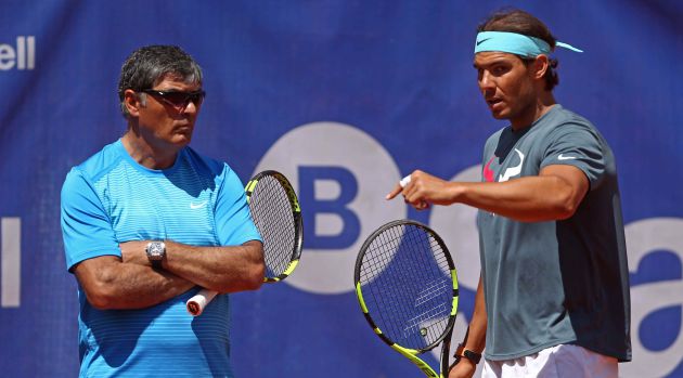 Toni Nadal y Rafa Nadal, durante un entrenamiento en 2016 Toni Nadal y Rafa Nadal, durante un entrenamiento en 2016