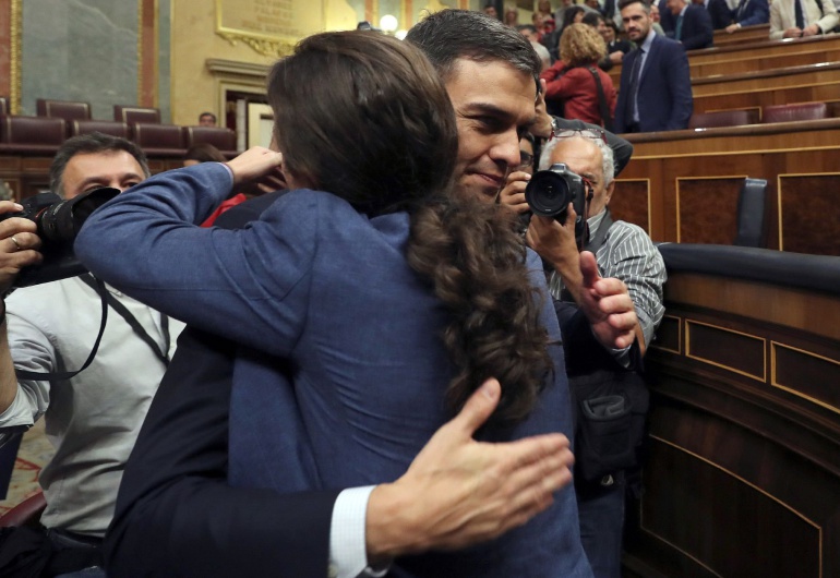 Pedro Sánchez saluda al líder de Podemos Pablo Iglesias tras el debate de la moción de censura Pedro Sánchez saluda al líder de Podemos Pablo Iglesias tras el debate de la moción de censura