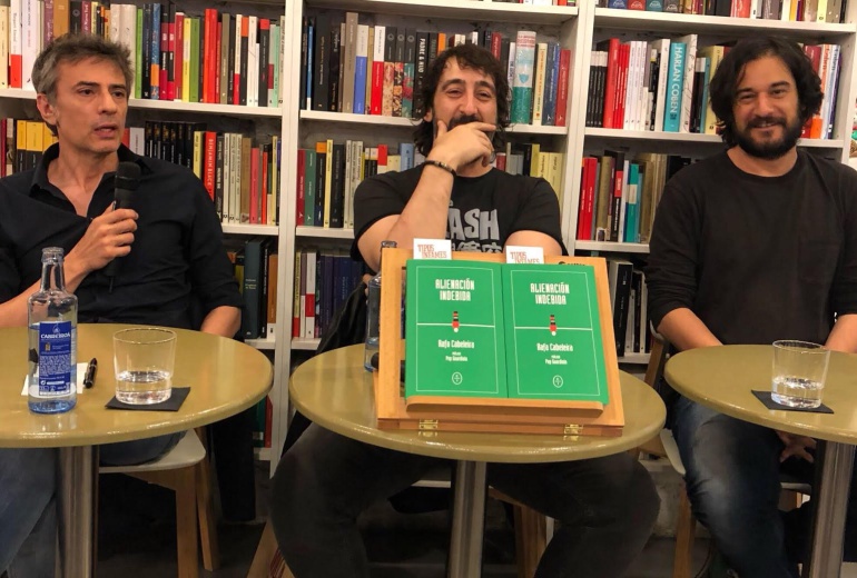 Juan Tallón, Rafa Cabeleira y Manuel Jabois en la presentación de "Alienación indebida" Juan Tallón, Rafa Cabeleira y Manuel Jabois en la presentación de "Alienación indebida"
