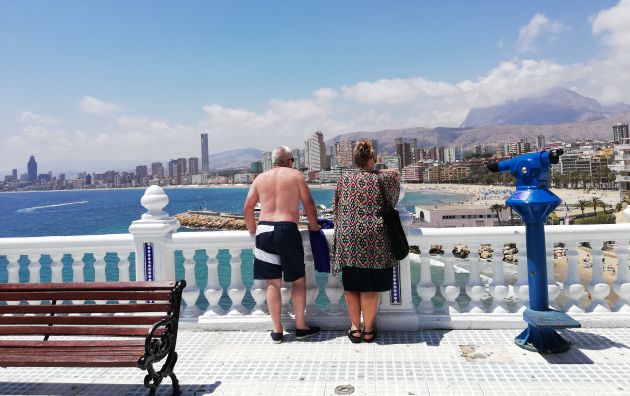 Un matrimonio de jubilados observa las vistas de Benidorm Un matrimonio de jubilados observa las vistas de Benidorm