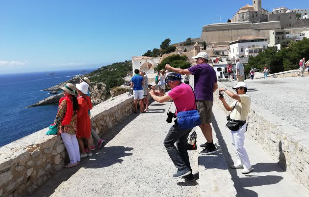 Turistas fotografían las vistas de Ibiza Turistas fotografían las vistas de Ibiza