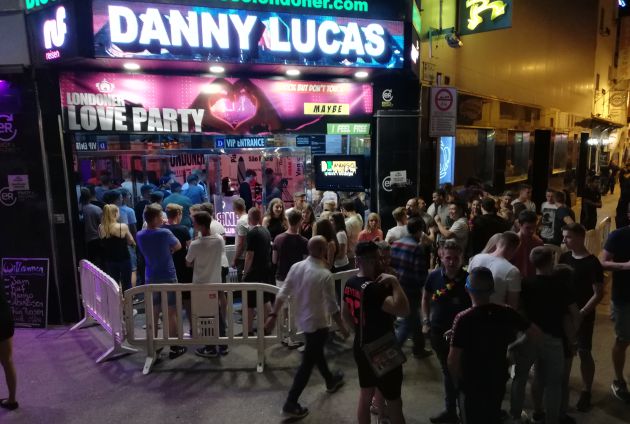 Local de ocio nocturno repleto de jóvenes en Lloret de Mar Local de ocio nocturno repleto de jóvenes en Lloret de Mar
