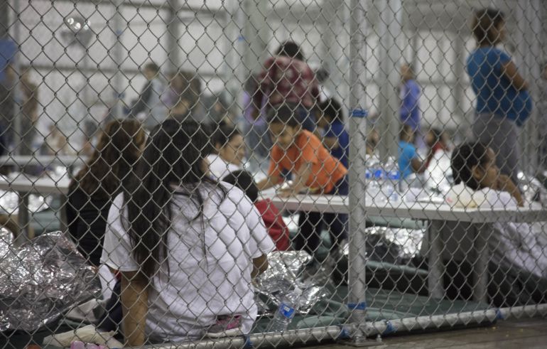 Imagen tomada hace dos días en el centro de McAllen, Texas, donde se aprecia la estructura donde mantienen a los menores que han sido separados de sus familias. Imagen tomada hace dos días en el centro de McAllen, Texas, donde se aprecia la estructura donde mantienen a los menores que han sido separados de sus familias.