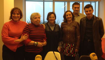 Imagen de 2015 de Pepa Bueno con los participantes en el programa especial desde Atenas: Corina Vasilopoulou, Amalia Vasilakati, Katerina Papagica, Dimitris Angelis y Pedro Olalla.