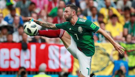 Layún controla un balón de manera acrobática, en el partido contra Alemania