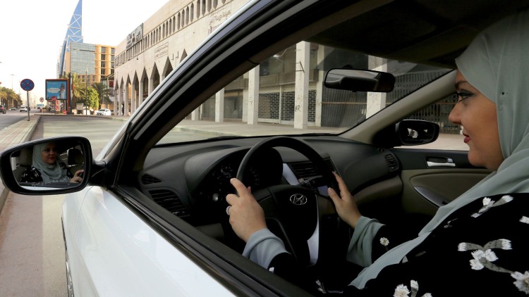 Mujer conduciendo por las calles de Riyadh, Arabia Saudi.