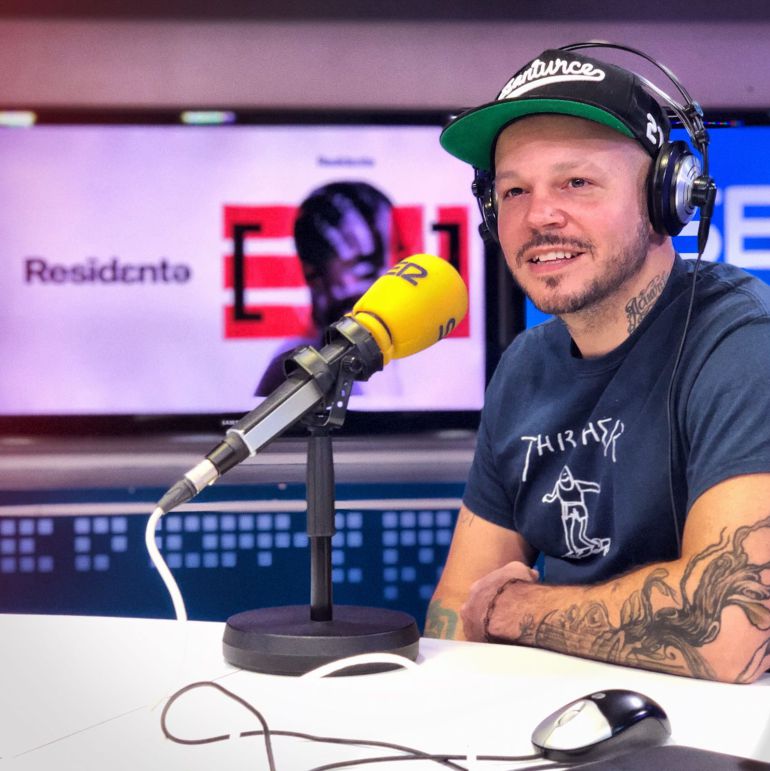 Residente, en los estudios de la Cadena SER. Residente, en los estudios de la Cadena SER.