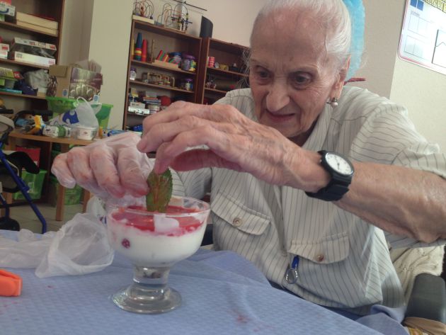 Una de las residentes, en plena elaboración del falso tiramisú de fresa. Una de las residentes, en plena elaboración del falso tiramisú de fresa.
