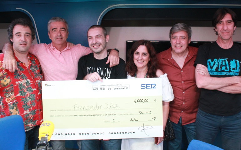 Fernando Díaz, ganador del concurso 'Relatos en Cadena', junto al jurado y Carles Francino Fernando Díaz, ganador del concurso 'Relatos en Cadena', junto al jurado y Carles Francino
