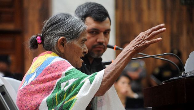 Una mujer atestigua durante el juicio en el Tribunal de Mayor Riesgo de Guatemala en febrero de 2016. Foto: Mujeres Transformando el Mundo. Una mujer atestigua durante el juicio en el Tribunal de Mayor Riesgo de Guatemala en febrero de 2016. Foto: Mujeres Transformando el Mundo.