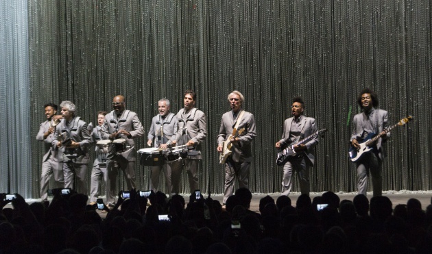 David Byrne junto a su banda en un momento del concierto David Byrne junto a su banda en un momento del concierto