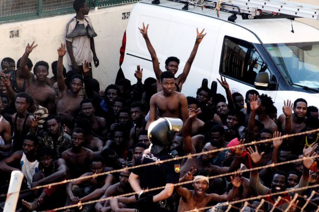 Los inmigrantes subsaharianos que lograron acceder a la ciudad española de Ceuta tras un salto masivo a la valla fronteriza que separa la ciudad de Marruecos. Los inmigrantes subsaharianos que lograron acceder a la ciudad española de Ceuta tras un salto masivo a la valla fronteriza que separa la ciudad de Marruecos.