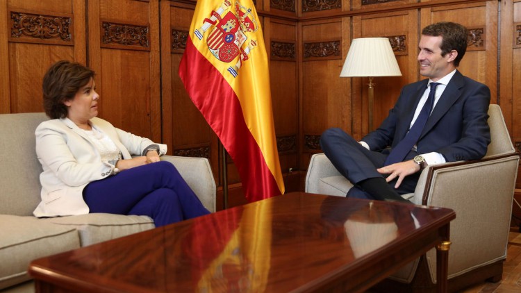 El equipo de Santamaría acusa a Casado de "no saber ganar"